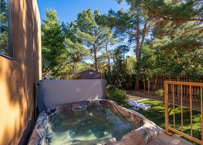 Thunder Mountain Retreat Hot Tub • Fire Pit • Red Rock Views Holiday home